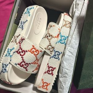 Woman Gucci slides Worn 1x great condition size 38 mean 5 in women
